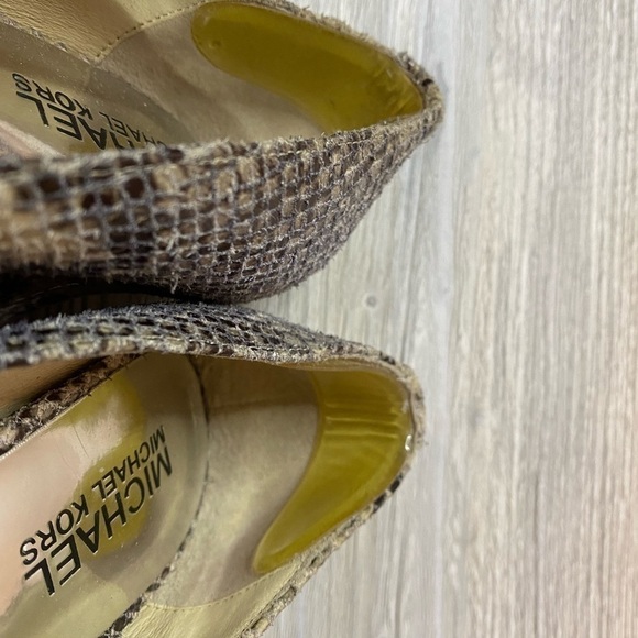 Leather peep toe heels Michael Kors leather snake platform pumps. - Picture 7 of 9